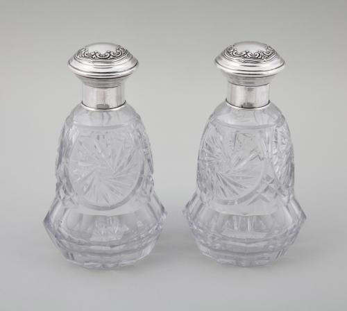 PAREJA DE LICORERAS DE CRISTAL TALLADO Y TAPA DE PLATA CON 