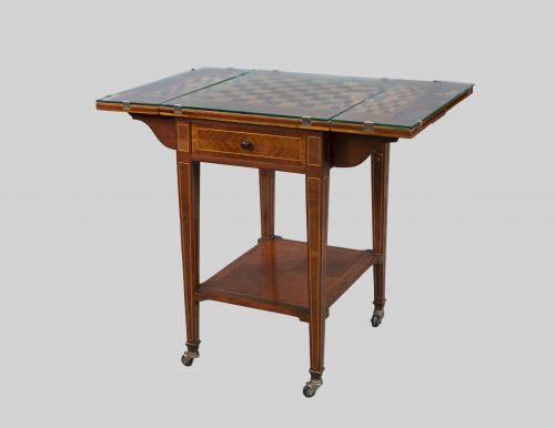 MESA DE JUEGO DE MADERA DE CAOBA, NOGAL Y LIMONCILLO CON AL