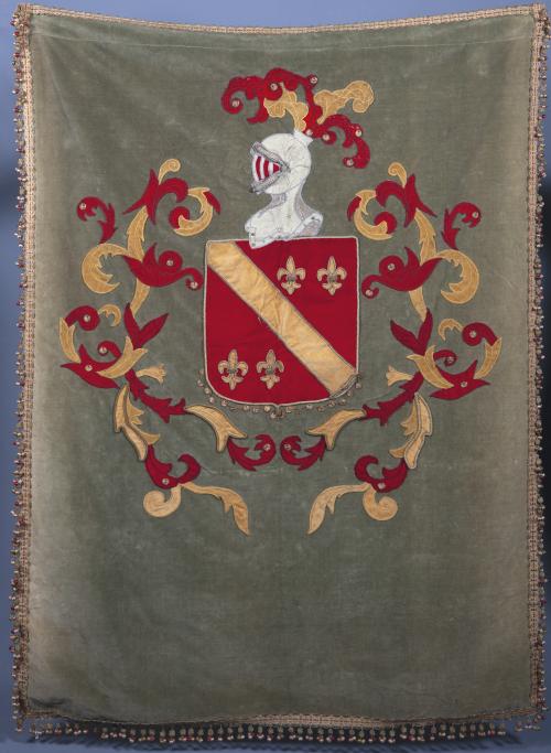 TAPIZ EN TERCIOPELO VERDE CON ESCUDO HERÁLDICO DE HIDALGUÍA