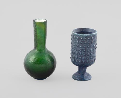 CONJUNTO DE COPA EN PIEDRA TALLADA Y JARRONCITO EN VIDRIO,