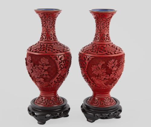 PAREJA DE JARRONCITOS EN LACA CINNABAR, SOBRE PEANA DE MADE