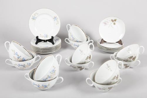CONJUNTO DE DOS JUEGOS DE TAZAS Y PLATOS EN PORCELANA ALEMA