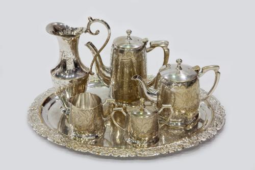 JUEGO DE TÉ Y CAFÉ EN BRONCE PLATEADO, TRABAJO INDIO, S. XX.
