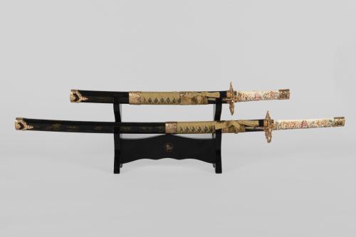 PAREJA DE KATANAS JAPONESAS DOBLES CON EMPUÑADURA DE PASTA 