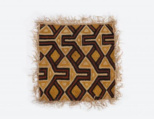 PEQUEÑO TAPIZ REALIZADO EN FIBRAS NATURALES TEÑIDAS CON MOT