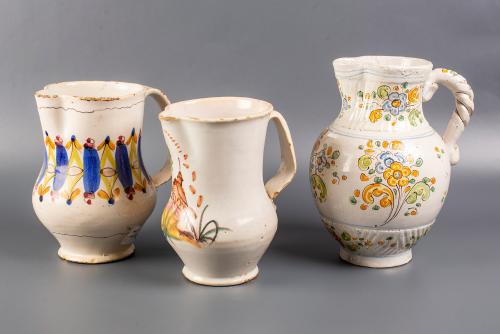 TRES JARRAS EN CERÁMICA ESPAÑOLA, UNA DE ELLAS CON MARCA  D