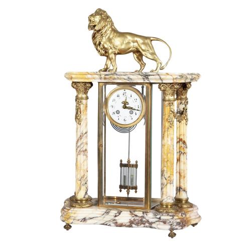 RELOJ DE PORTICO ESTILO LUIS XVI CON FIGURA DE LEÓN. FF S.X