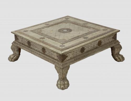 MESA BAJA DE MADERA CUBIERTA DE ESTAÑO REPUJADO CON MOTIVOS