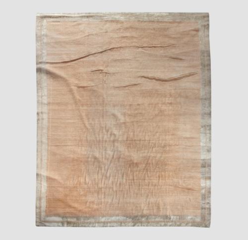 ALFOMBRA DE CAMPO OCRE CON CENEFA EN TONO BEIGE, MARCA RICA