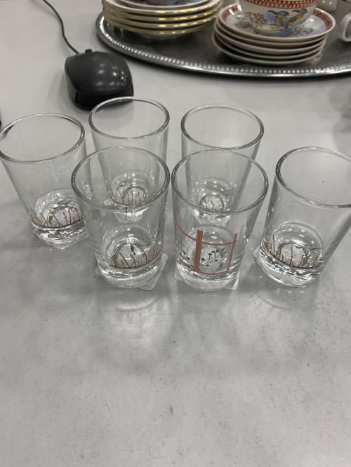 CONJUNTO DE SEIS VASOS DE CHUPITO DE VIDRIO CON DECORACIÓN