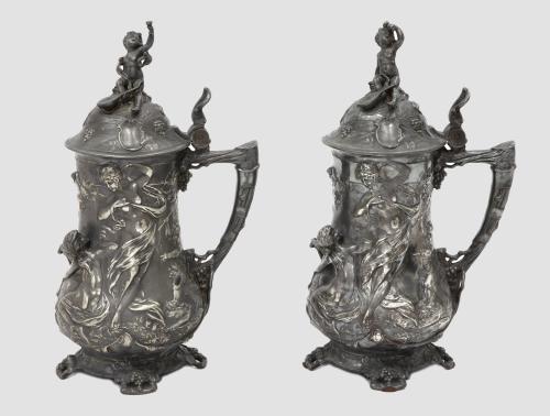 PAREJA DE JARRAS FRANCESAS EN PELTRE CON DECORACIÓN REPUJAD