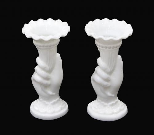 PAREJA DE JARRONES DE VIDRIO OPALINA EN FORMA DE MANO