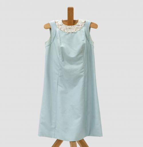 VESTIDO DE SEDA SALVAJE CON CUELLO DE PEDRERIA APLICADA, AÑOS 60, Seda