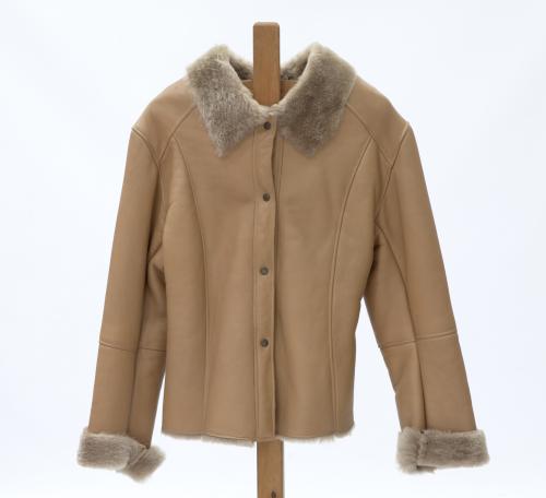 CHAQUETA DE MUJER EN PIEL VUELTA EN TONO CAMEL