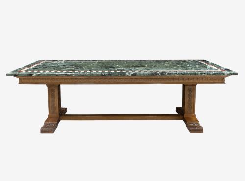 GRAN MESA DE COMEDOR CON SOBRE DE MÁRMOL VERDE Y DECORACIÓN