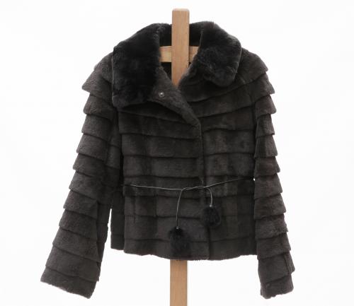 CHAQUETA DE VARIAS CAPAS DE REX RASURADO CON POMPONES 