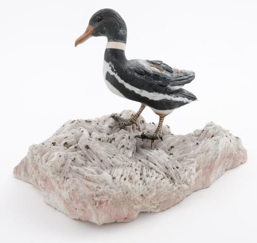 FIGURA DE PATO EN CUARZO BANDEADO TALLADO CON PICO DE OJO D
