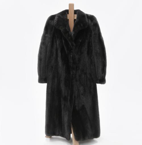 ABRIGO DE VISÓN EN TONALIDAD MARRON OSCURO 