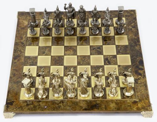 AJEDREZ CON FIGURAS DE BRONCE DORADO Y PLATEADO REPRESENTAN