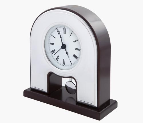 RELOJ DE SOBREMESA EN MADERA Y METAL PLATEADO CON PENDULO