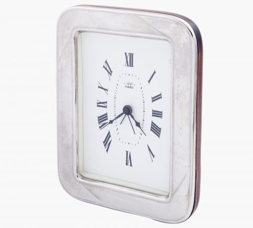 RELOJ DE SOBREMESA CON MARCO DE METAL PLATEADO
