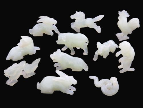 CONJUNTO DE 11 FIGURAS DE JADE TALLADO 