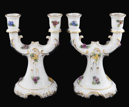 PAREJA DE CANDELABROS DE PORCELANA 