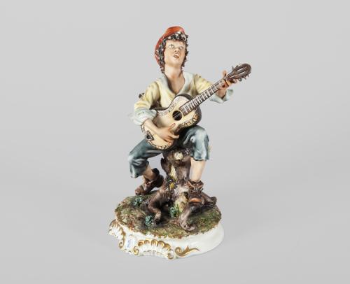 FIGURA MUCHACHO TOCANDO LA GUITARRA EN PORCELANA CAPODIMONT