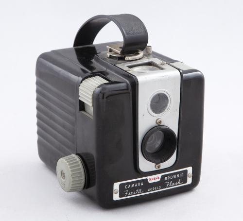 CÁMARA DE FOTOS BROWNIE FIESTA MODELO FLASH DE KODAK, 1949-