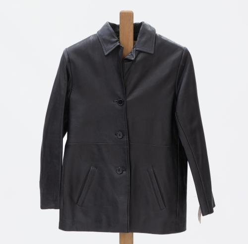 CAZADORA DE MUJER EN CUERO NEGRO