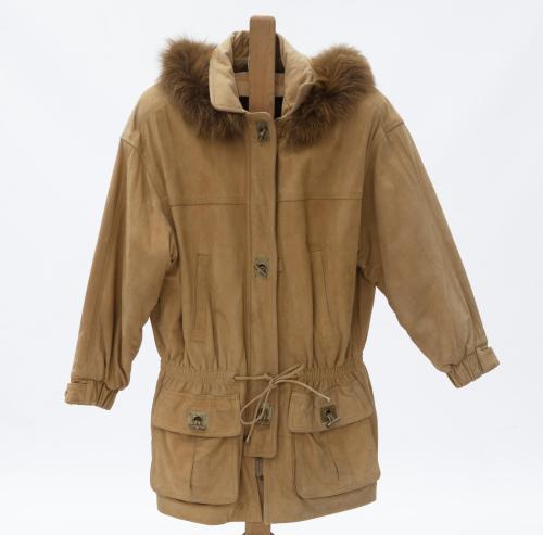 PARKA CON CAPUCHA DE MUJER EN CUERO COLOR CAMEL