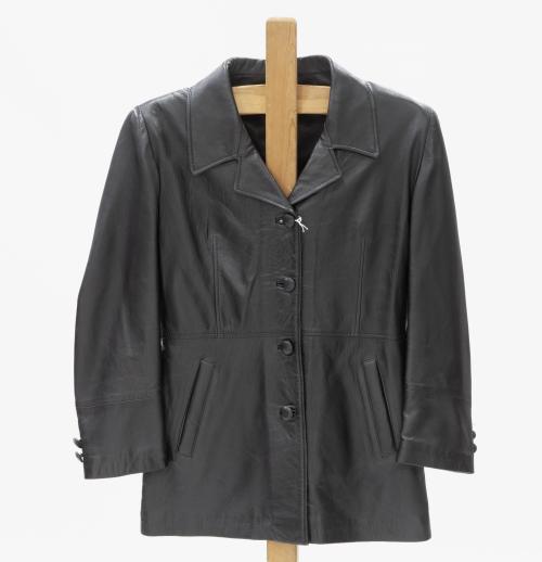 CHAQUETA DE MUJER EN CUERO NEGRO