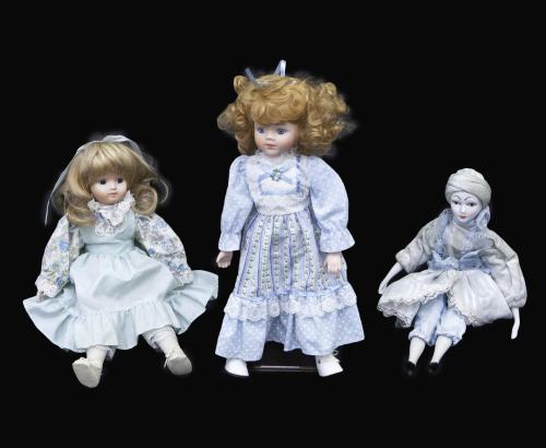 CONJUNTO DE TRES MUÑECAS DE PORCELANA, SEGUNDA MITAD DEL SI