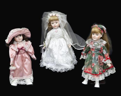 CONJUNTO DE TRES MUÑECAS DE PORCELANA, SEGUNDA MITAD DEL SI