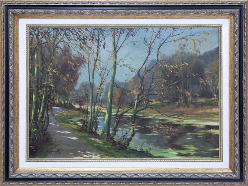 PASEO CON ARBOLES JUNTO EL RIO 