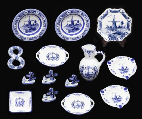 CONJUNTO DE 14 PIEZAS DE CERÁMICA HOLANDESA DE DIVERSAS TIP