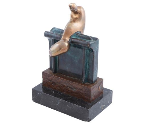 ESCULTURA EN BRONCE DE FIGURA SOBRE PEDESTAL