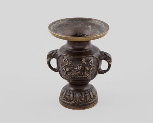 JARRÓN EN BRONCE PAVONADO Y DORADO. MARCA DEL ARTESANO DU Z