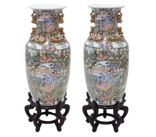 PAREJA DE JARRONES EN PORCELANA DECORADA Y DORADA