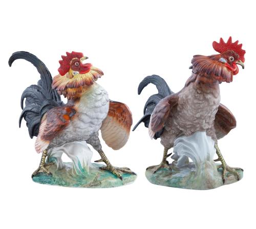 PAREJA DE GALLOS EN PORCELANA POLICROMADA