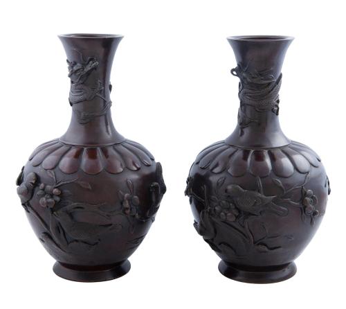 PAREJA DE JARRONES EN BRONCE REPUJADO