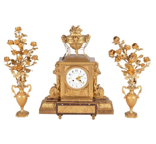 GUARNICIÓN DE RELOJ Y CANDELABROS, ESTILO LUIS XVI