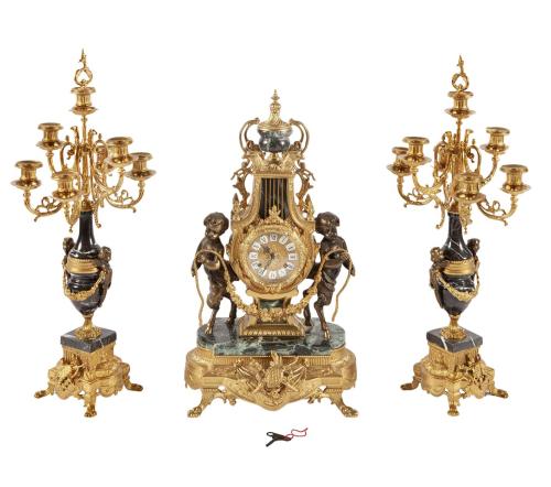 GUARNICIÓN RELOJ DE SOBREMESA Y DOS CANDELABROS, ALEMANIA A