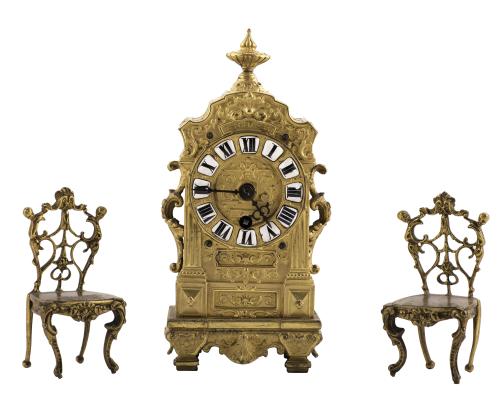 CONJUNTO DE RELOJ FRANCÉS Y DOS SILLAS EN MINIATURA, S.XX. 