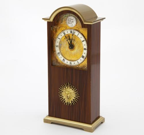 RELOJ DESPERTADOR CON ALARMA POR MEDIO DE UNA MELODÍA. 