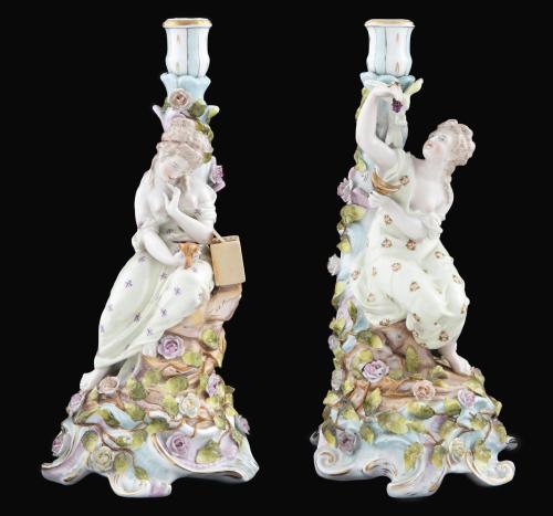 PAREJA DE CANDELEROS DE PORCELANA. SITZENDORF, FFSS. S. XIX