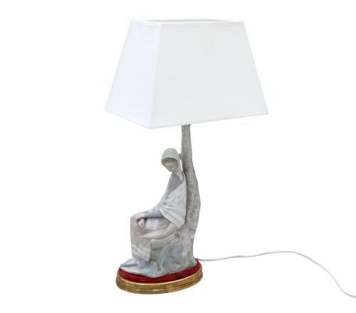 LÁMPARA DE MESA CON CUERPO EN PORCELANA