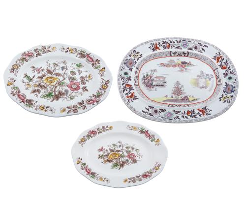 LOTE DE TRES BANDEJA DE SERVIR EN PORCELANA CON MOTIVOS FLO