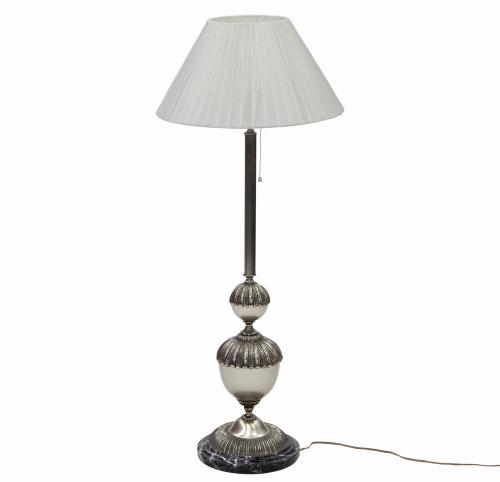LÁMPARA DE SOBREMESA EN METAL PLATEADO