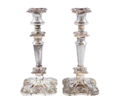 PAREJA DE CANDELABROS EN ALPACA REPUJADA